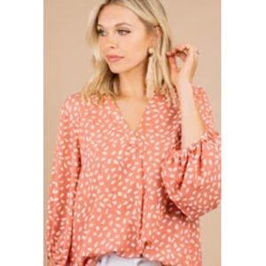 Mint Julep Boutique Salmon Spotted Top Size L